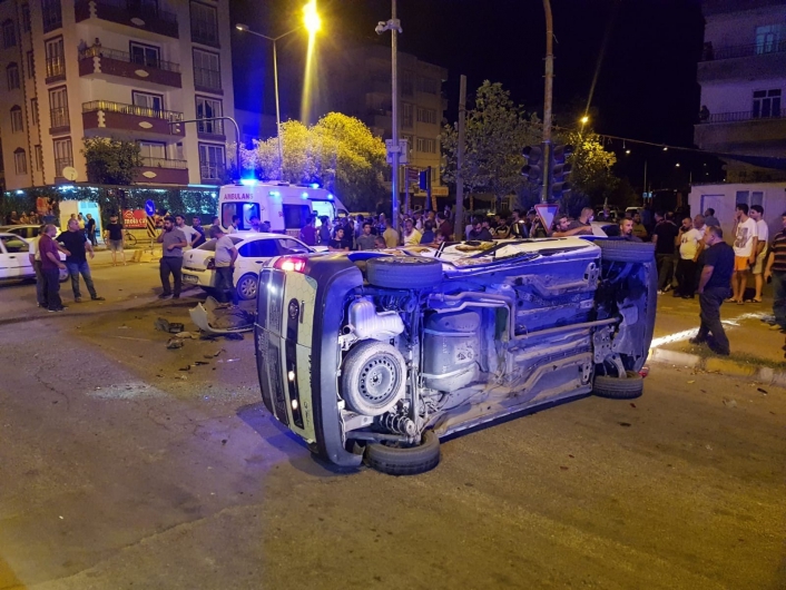 Hafif ticari araç ile otomobil çarpıştı: 2 yaralı