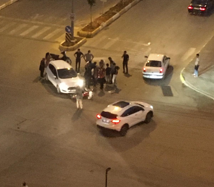 Motosiklet ile otomobil çarpıştı: 2 yaralandı