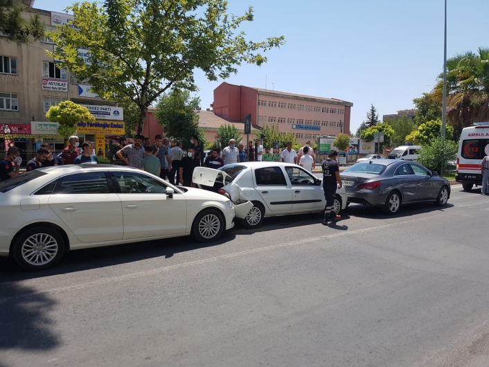 Yayaya çarpmamak için durunca zincirleme kaza oldu