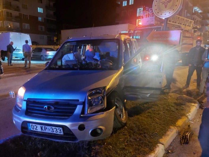 Adıyaman´da otomobil ile hafif ticari araç çarpıştı: 8 yaralı