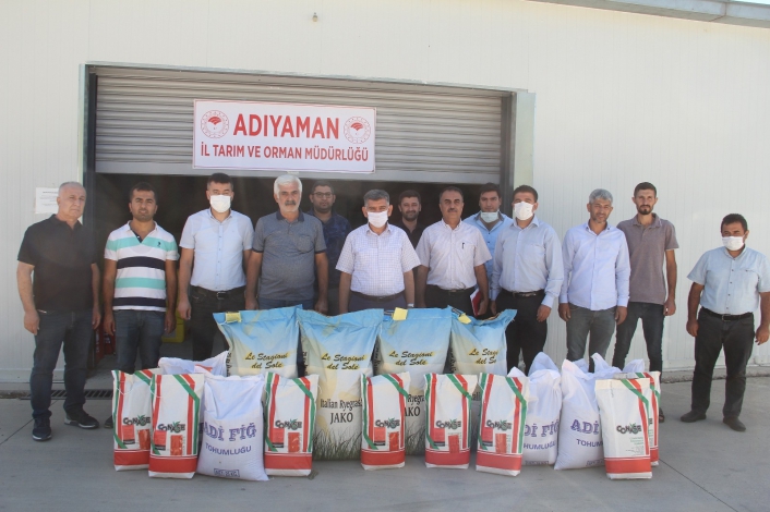 Çiftçilere yem bitkisi tohumu dağıttı
