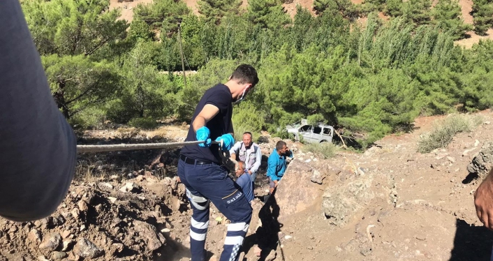 Hafif ticari araç şarampole devrildi