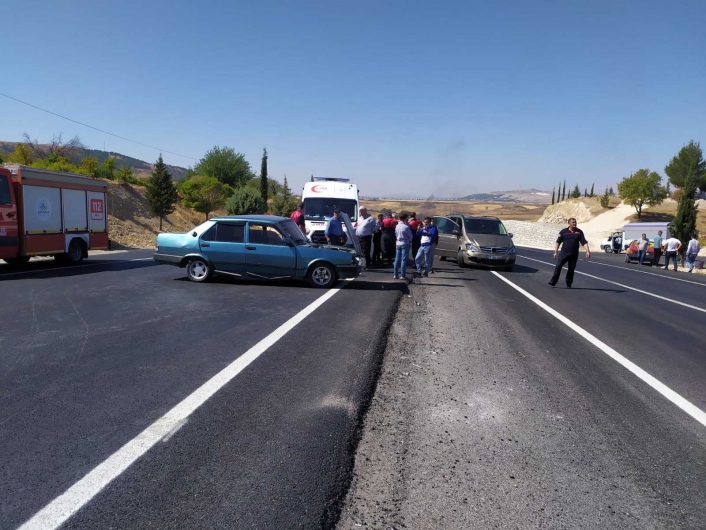 Midibüs ile otomobil çarpıştı:2 yaralı