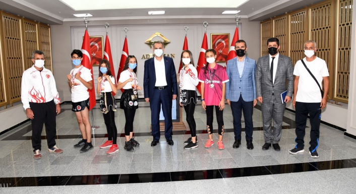 Türkiye Muay Thai Şampiyonlarından Vali Mahmut Çuhadar´a ziyaret