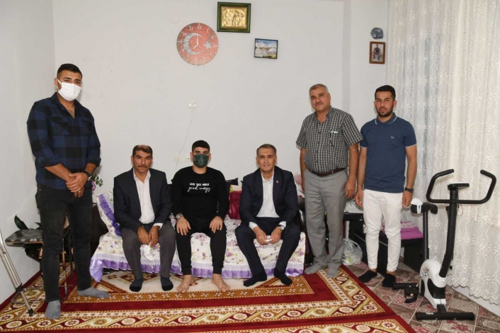 Vali Çuhadar´dan Pençe-Kaplan Gazisi Taştan´a ziyaret