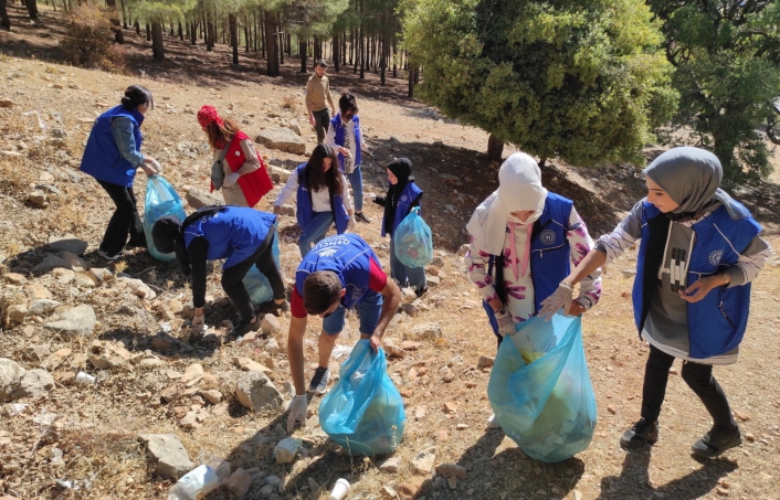 Gençlik merkezi lider ve gönüllüleri çevre temizliği yaptı