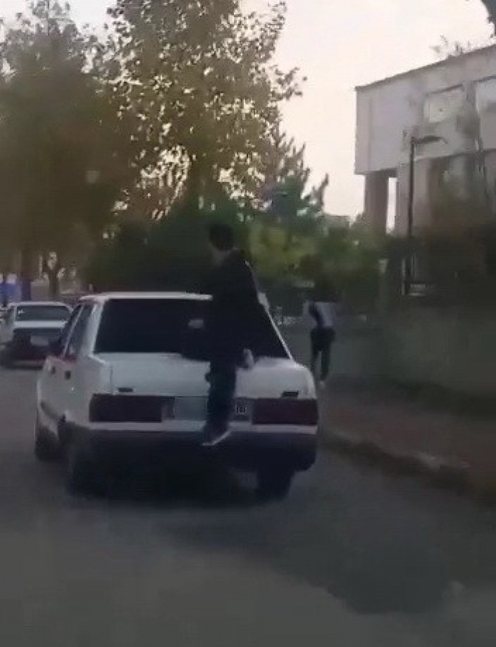 Bagaj kapısı üzerinde yolculuk yaptı