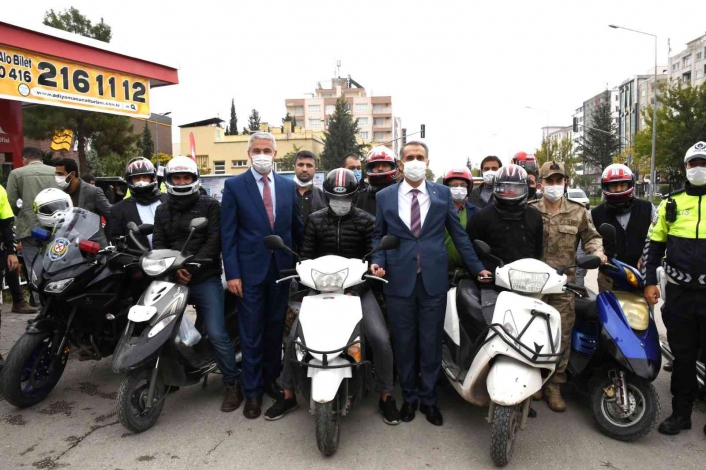 Motosiklet sürücülerine kask dağıtıldı