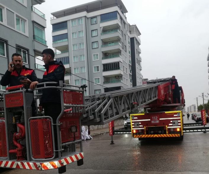 Sekizinci katta mahsur kalan serçeyi itfaiye kurtardı