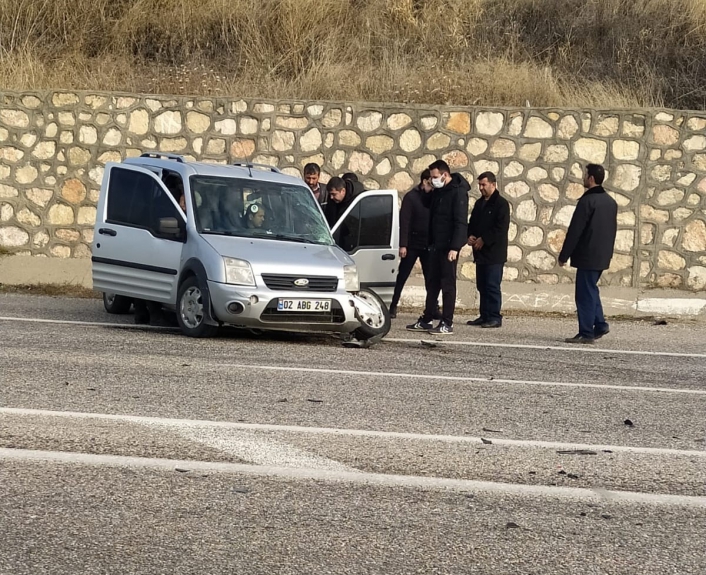 Kamyonet ile yolcu minibüsü çarpıştı: 1 yaralı