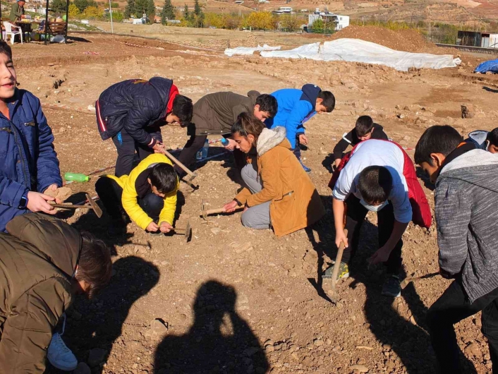 Minik öğrenciler kazı alanını gezdi