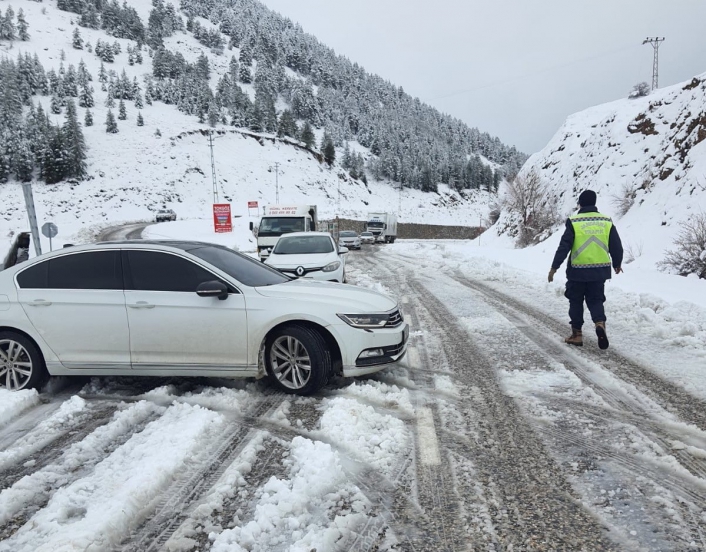 Tipi nedeniyle kapanan yol 11 saatlik çalışmayla açıldı