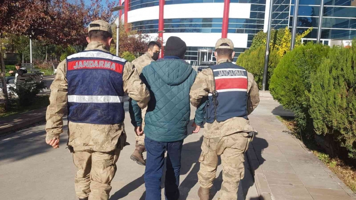 Uyuşturucudan gözaltına alınan şahıs adliyeye sevk edildi