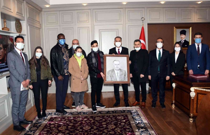 Vali Mahmut Çuhadar göçmenleri kabul etti
