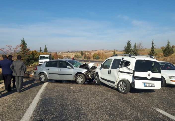 Yol kenarında lastiği değiştirilen araca çarptı: 1 yaralı