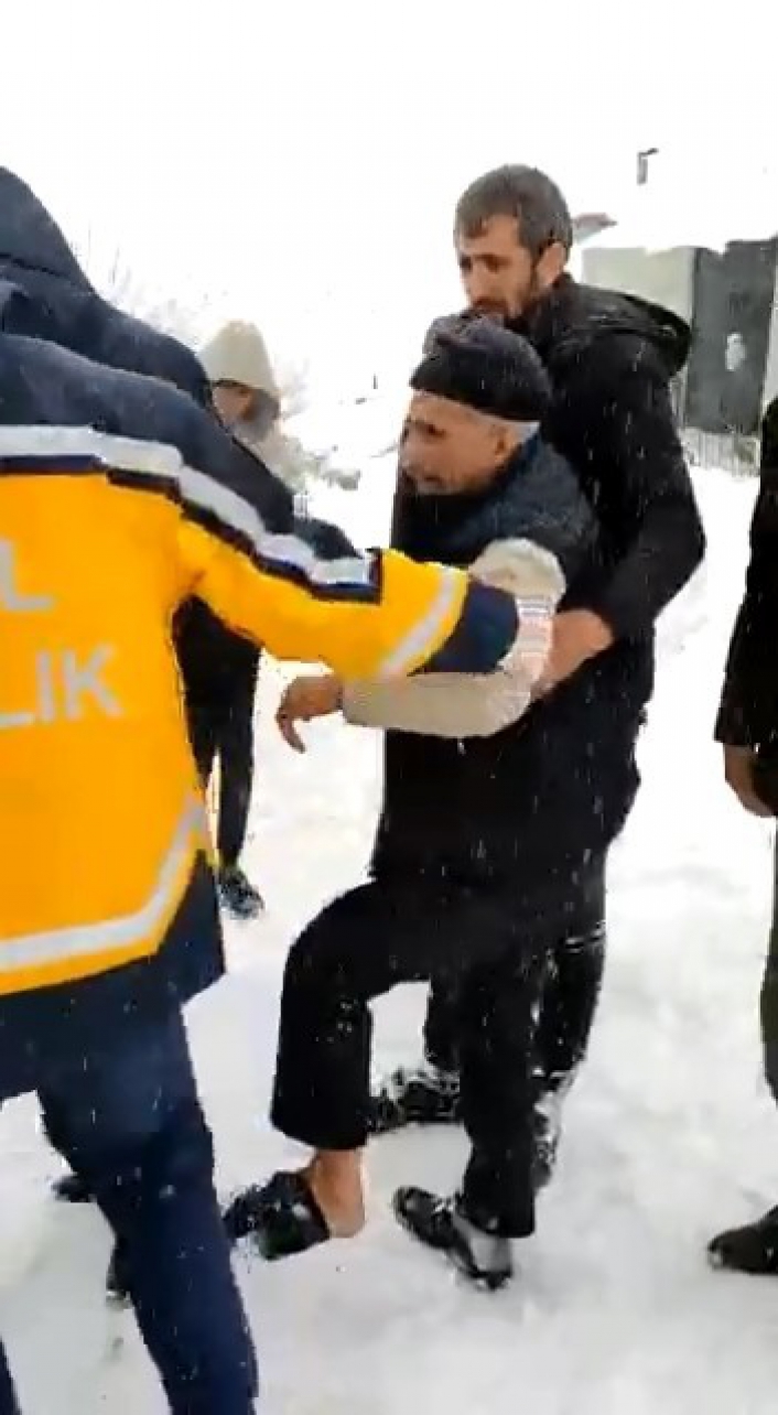 Balta ile ayağını kesen şahsa paletli ambulans ulaştı