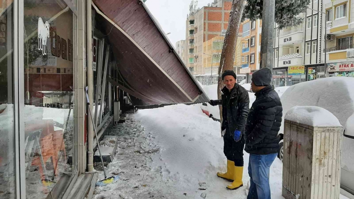Adıyaman’da Çatılar kar kalınlığına dayanamadı