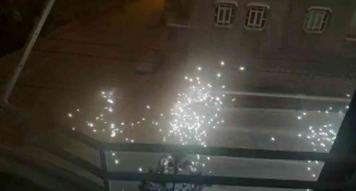 Elektrik tellerinden çıkan kıvılcımlar geceyi aydınlattı