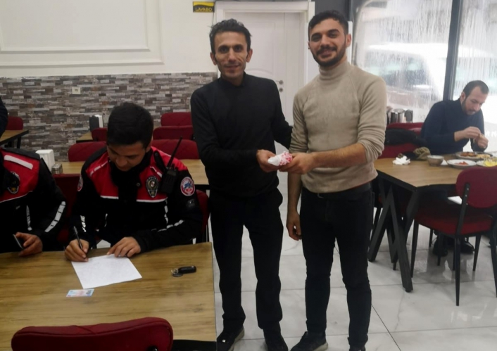 Garson, bulduğu 5 bin TL´yi sahibine teslim etti