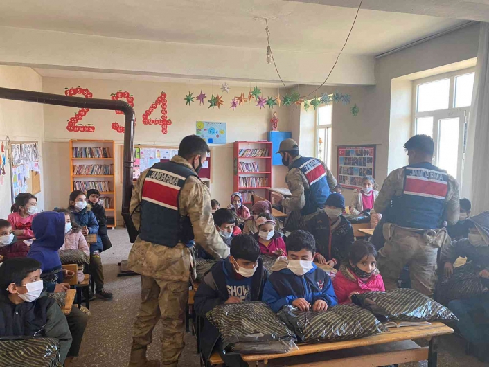 Jandarma yürekleri ısıttı