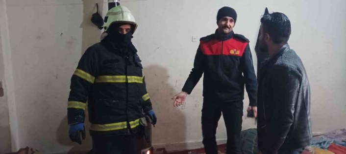 Siyah dumanların yükseldiği ev ekipleri harekete geçirdi
