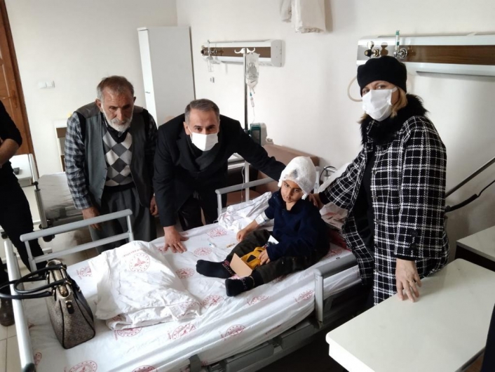 Vali Çuhadar, köpek saldırısına uğrayan çocuğu ziyaret etti