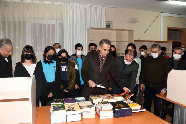 Vali Mahmut Çuhadar´dan kitap kampanyasına destek