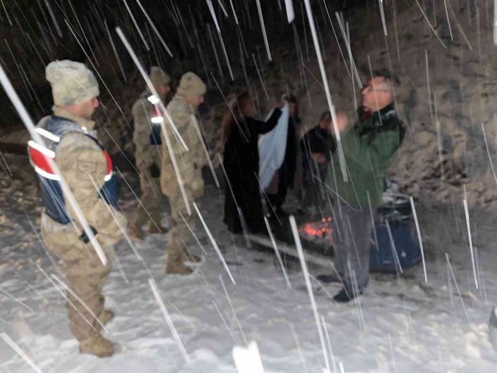 Yolda mahsur kalan vatandaşları jandarma kurtardı