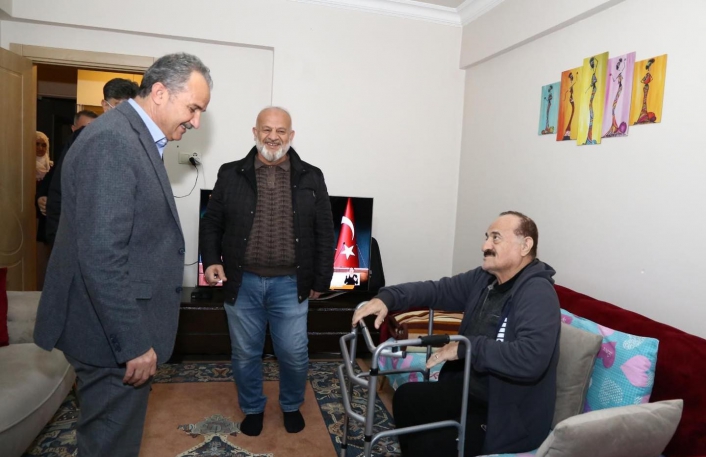 Başkan Kılınç´tan, usta sanatçıya hasta yatağında moral