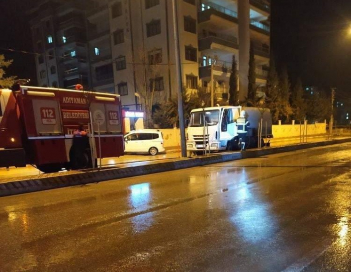 Çöp kamyonundan yükselen dumanlar korkuttu