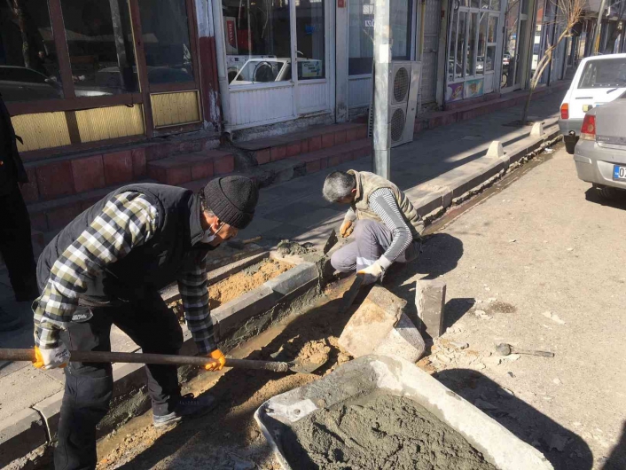 Gölbaşı Belediyesi kaldırımları onarıyor