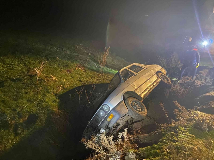 Otomobil şarampole devrildi: 3 kişi yaralandı