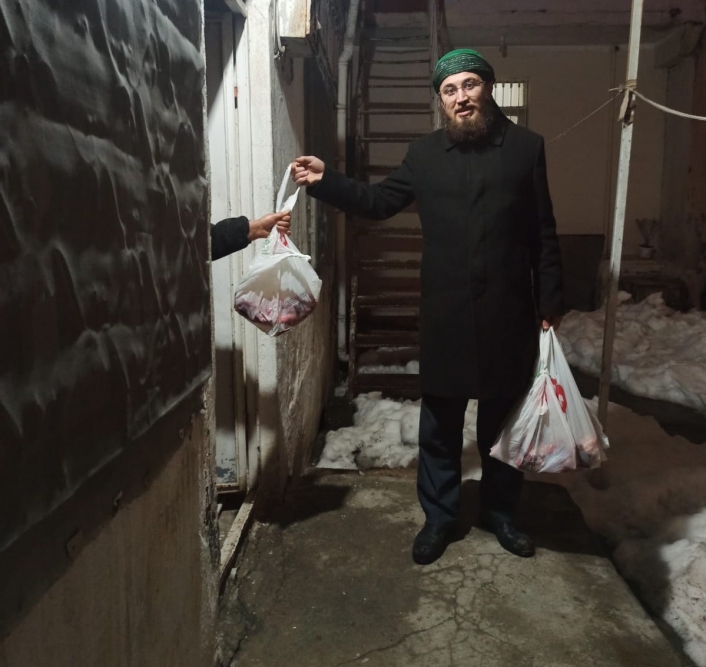 Kesilen kurban etleri kapı kapı dağıtılıyor