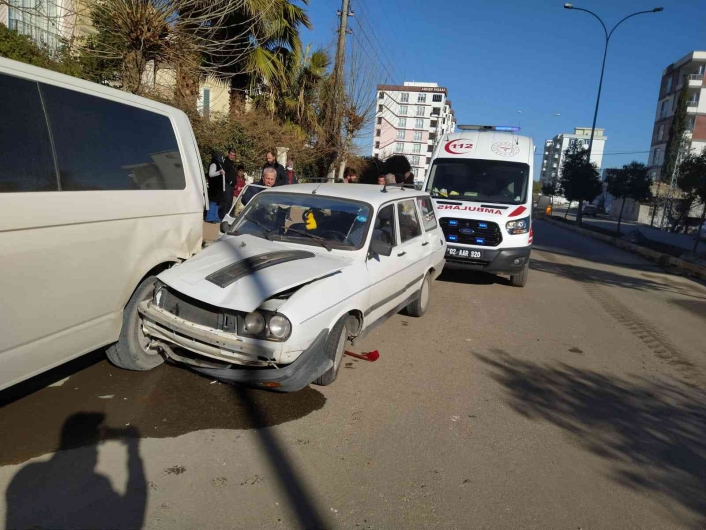 Otomobil park halindeki araca çarptı: 1 yaralı