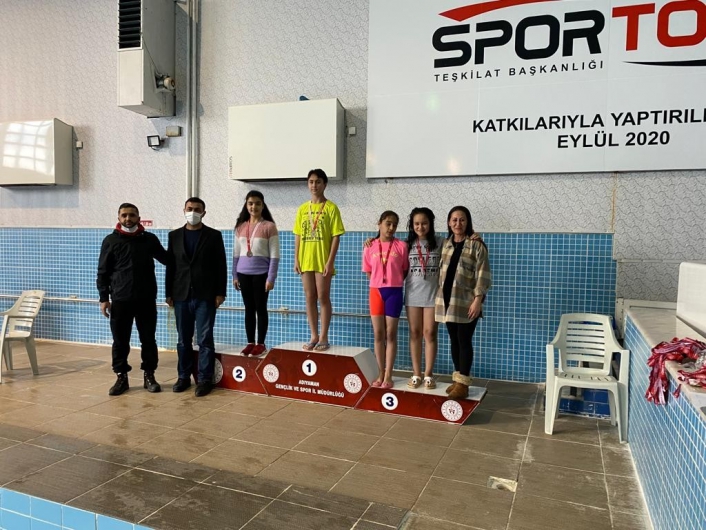 Samsatlı öğrenci dört yüzme kategorisinde birinci oldu