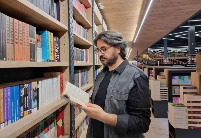 Yazar Hikmet Kızıl´ın Metruk Şehre Lanet Okuma Alfabesi kitabı çıktı