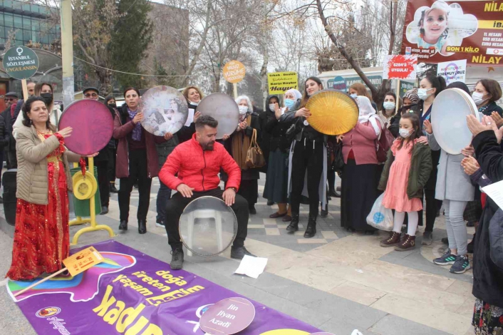 8 Mart Dünya Kadınlar Günü açıklaması sonrası halaylar çekildi