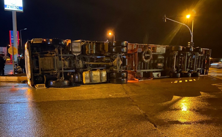 Dönüşü alamayan tır kavşakta devrildi