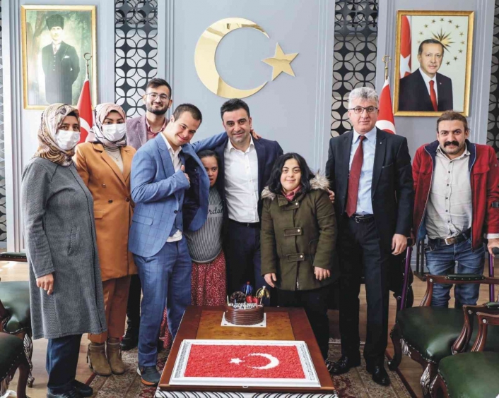 Down sendromlu öğrenciler kurum amirleriyle bir araya geldi