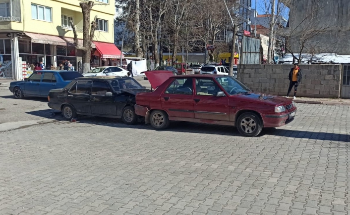 Gölbaşı´nda otomobiller çarpıştı