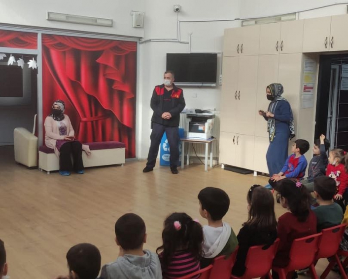İtfaiyeciler, minik öğrencilere yangın eğitimi verdi