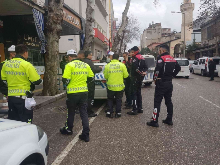 Kucağındaki çocukla araç kullanan sürücüye ceza