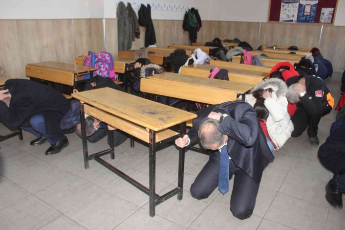 Ortaokulda deprem tatbikatı yapıldı