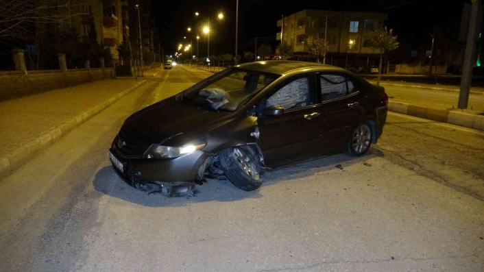 Otomobille köpeğe çarpmamak için refüje çarptı