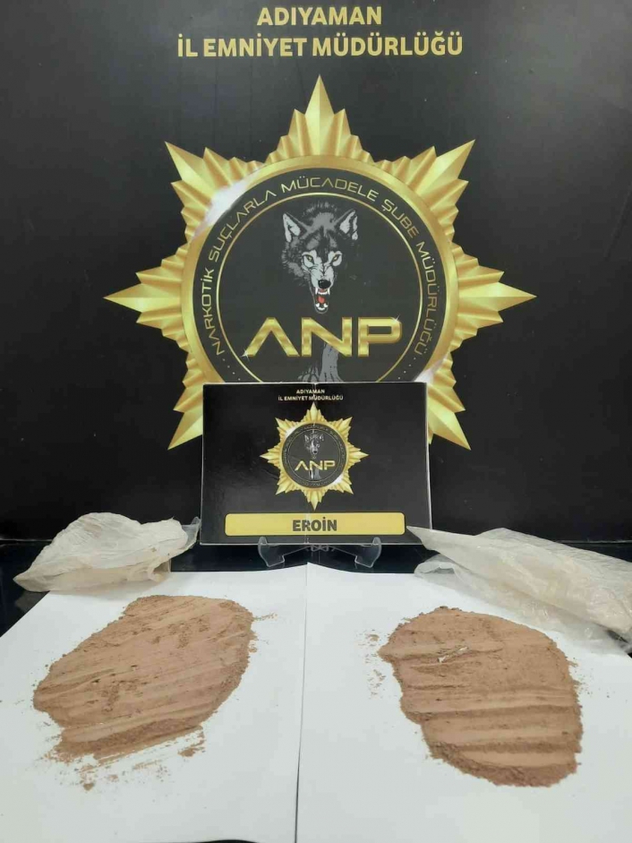 Polisten kaçarken yola uyuşturucu atan 3 şahıs tutuklandı