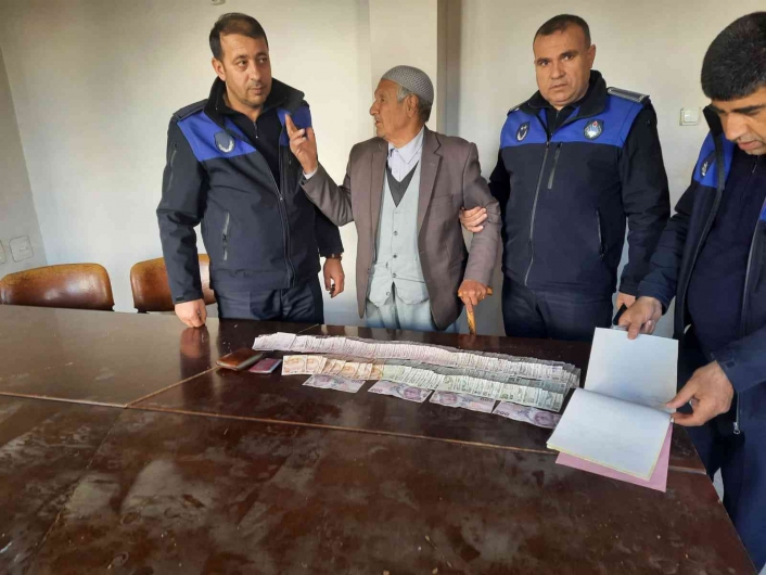 Dilencinin Üzerinden Çıkan Para Görenleri Hayrete Düşürdü