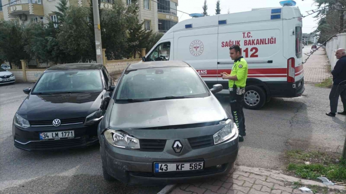 Adıyaman´da iki otomobil çarpıştı: 1 yaralı