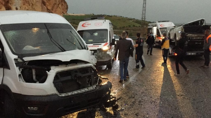Adıyaman’da Çekici ve Minibüs Çarpıştı