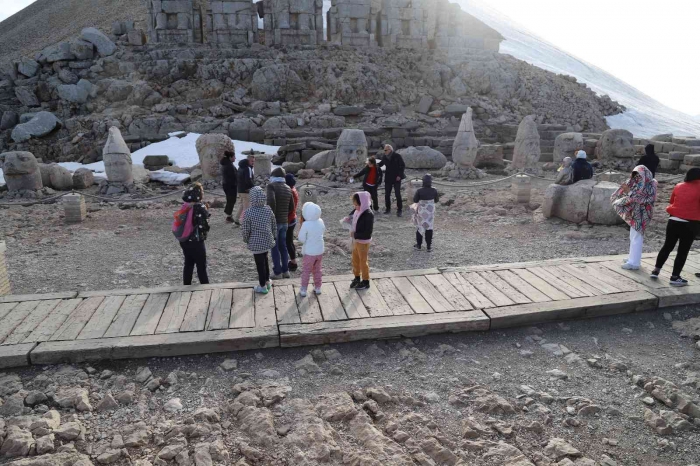 Nemrut Dağı´nda turizm sezonu açıldı