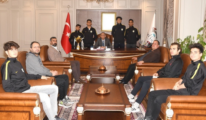 Şampiyonluk kupası ile Vali Çuhadar´a ziyaret